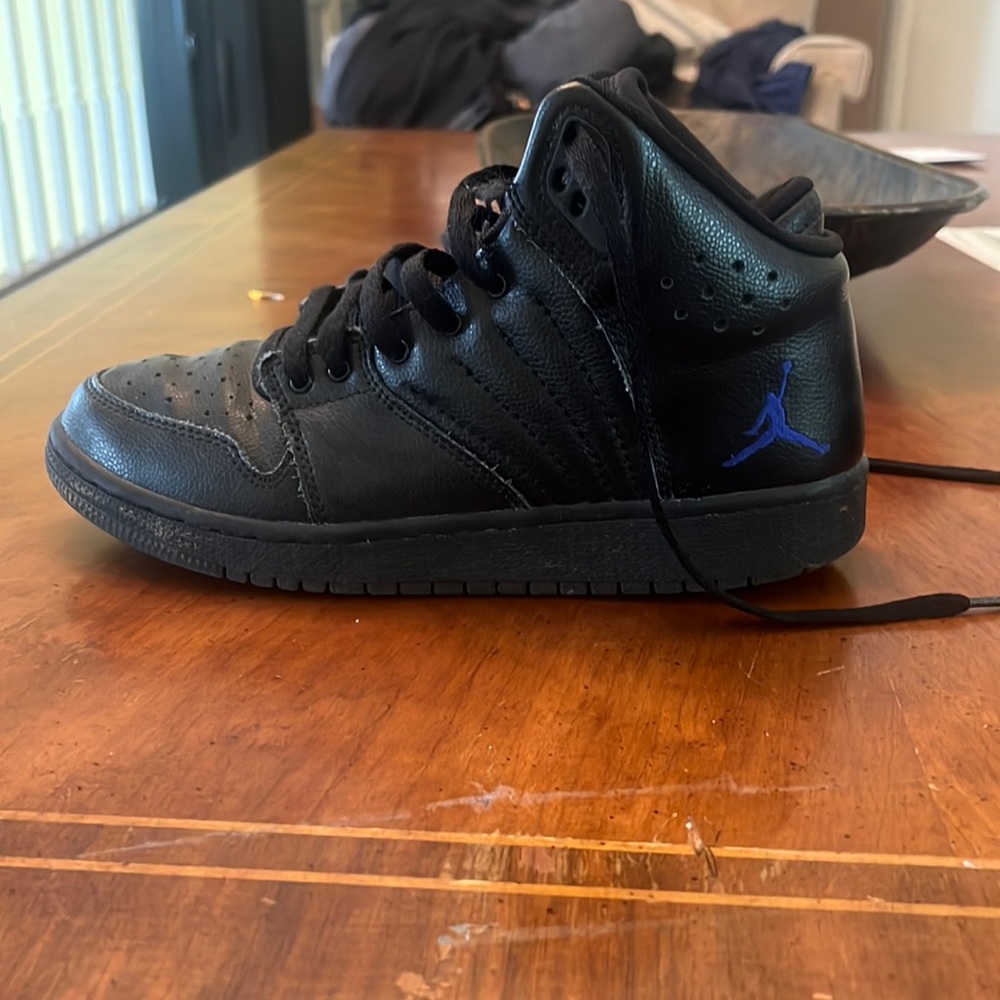 Black air Jordan’s 23, barely used, size 6 Youth.